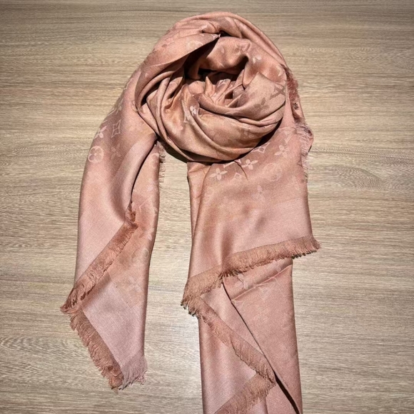 Sophisticated LOUIS VUITTON Scarf – 55” x 55” 🌹 - Picture 6 of 6